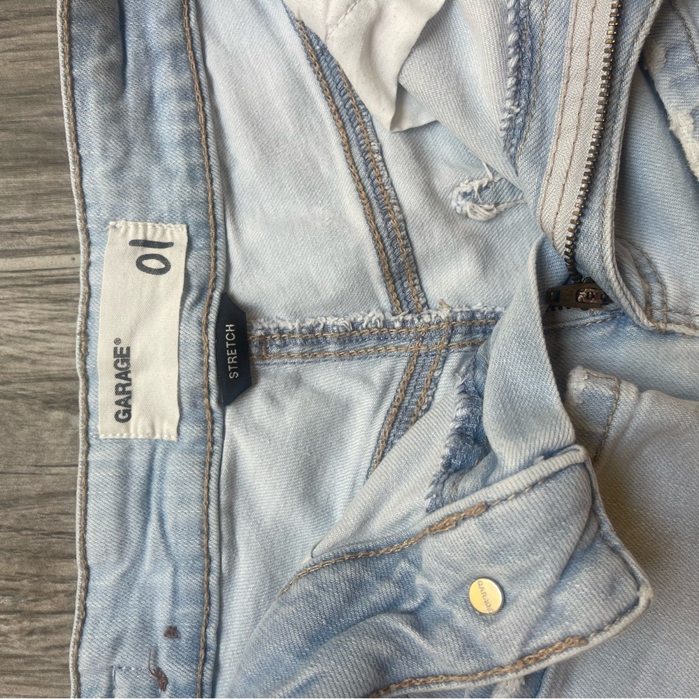 Light wash Ripped Jeans - Picture 3 of 5